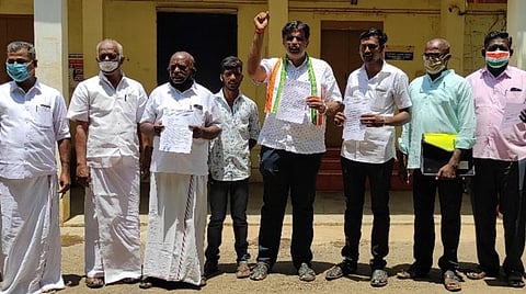 மகாராஷ்டிரா மாநில அமைச்சர் கைது செய்யப்பட்டதை கண்டித்து கோவில்பட்டி கோட்டாட்சியர் அலுவலகத்தில் காங்கிரஸ் சார்பில் போராட்டம் நடந்தது.