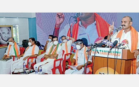 கூட்டத்தில் மாநில தலைவர் முருகன் பேசினார். பாஜக மூத்த தலைவர் இல.கணேசன், மாநில துணைத் தலைவர்கள் வி.பி.துரைசாமி, நயினார் நாகேந்திரன் மற்றும் கட்சி நிர்வாகிகள் உடனிருந்தனர்.படங்கள்: க.ஸ்ரீபரத்