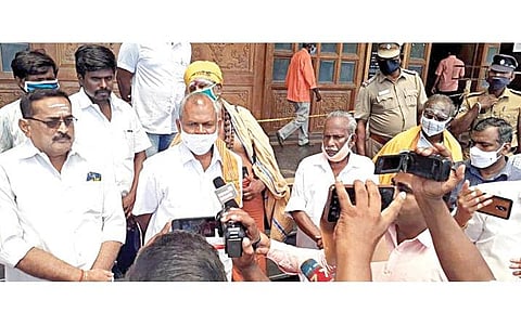 சிவனடியார் சரவணன் தற்கொலை விவகாரம் குறித்து சிபிசிஐடி விசாரணை நடத்தக்கோரி சேலம் மாவட்ட ஆட்சியரிடம் மனு அளிக்க வந்த இந்து மக்கள் கட்சி நிறுவனர் அர்ஜூன் சம்பத் மற்றும் நிர்வாகிகள்.