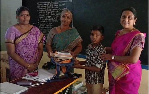 கோவை ஆத்துப்பாளையம் ஊராட்சி ஒன்றிய நடுநிலைப் பள்ளியில் தனது மகனைச் சேர்த்த ஆசிரியை ஜாஸ்மின் விக்டோரியா. (வலதுபுறம்)