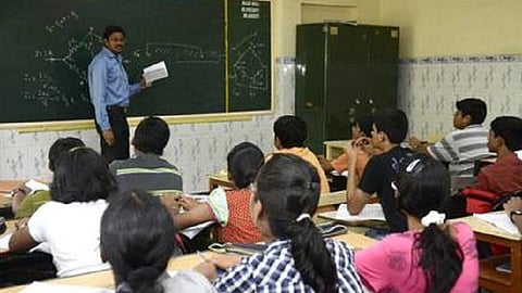 கல்வியியல் கல்லூரிகளில் அரசுக் கல்லூரி பேராசிரியர்கள்: பணி வாய்ப்புக்காக காத்திருக்கும் ஆசிரியர்கள் எதிர்ப்பு