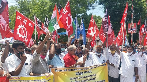 ஆர்ப்பாட்டத்தில் ஈடுபட்ட அனைத்துத் தொழிற்சங்கத்தினர். படம்: ஜெ.ஞானசேகர்.