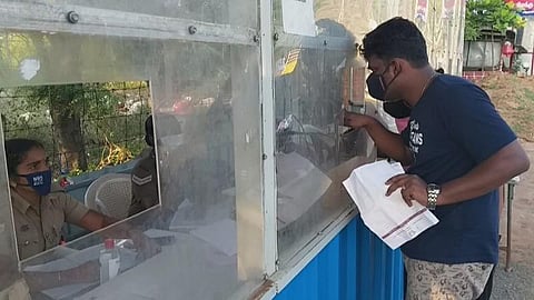 வெளிமாவட்டங்களில் இருந்து இ-பாஸுடன் வருவோர் ஓட்டுனர் உரிமத்தை ஒப்படைத்தால் மட்டுமே குமரி மாவட்டத்திற்குள் அனுமதி: ஆரல்வாய்மொழி சோதனைச் சாவடியில் கெடுபிடியால் பயணிகள் அவதி