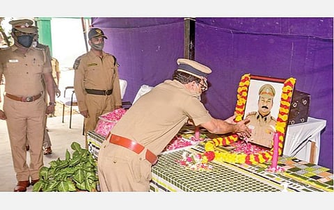 கரோனா தொற்றால் பாதிக்கப்பட்டு சிகிச்சை பலனின்றி உயிர் நீத்த கமாண்டோ பள்ளி காவல் ஆய்வாளர் ஜோனதன் பிரான்சிஸ் உருவப் படத்துக்கு டிஜிபி ஜே.கே.திரிபாதி மலர் தூவி அஞ்சலி செலுத்தினார். இடம்: சென்னை அடையாறு மருதம் கமாண்டோ வளாகம். படம்: பு.க.பிரவீன்