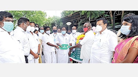 திருவள்ளூர் மாவட்ட கூட்டுறவுத் துறை சார்பில், மாவட்ட ஆட்சியர் அலுவலக வளாகத்தில் நேற்று நடைபெற்ற சிறப்பு கடன் உதவிகள் வழங்கும் விழாவில், 16 பேருக்கு ரூ.1.30 கோடி மதிப்பிலான டிராக்டர்களை கூட்டுறவுத் துறை அமைச்சர் செல்லூர் ராஜூ வழங்கினார். இந்நிகழ்வில், ஊரகத் தொழில் துறை அமைச்சர் பெஞ்சமின், தமிழ் வளர்ச்சி மற்றும் தொல்லியல் துறை அமைச்சர் பாண்டியராஜன் உள்ளிட்டோர் பங்கேற்றனர்.