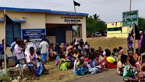 சங்கரன்கோவில் அருகே ரேஷன் கடையை திறக்கக் கோரி கருப்புக் கொடி போராட்டம்