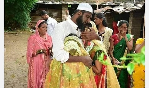 ஆதரவற்ற சகோதரிகளை தத்தெடுத்து திருமணம் செய்து வைத்த முஸ்லிம்