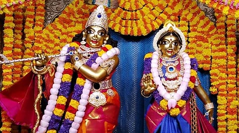 ராதையின் பாதங்களைத் தாங்கிய கிருஷ்ணன்!