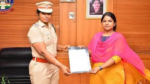 தந்தை இறந்தது தெரிந்தும் சுதந்திர தினவிழா அணிவகுப்பை வழிநடத்திய பெண் ஆய்வாளருக்கு ஆட்சியர் நற்சான்றிதழ்
