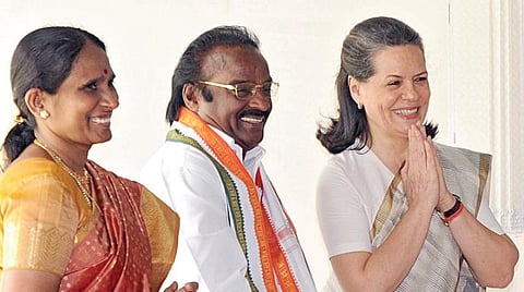 டெல்லியில் வசந்த் டிவி தொடக்க நிகழ்ச்சியில் பங்கேற்ற காங்கிரஸ் தலைவர் சோனியா காந்தியுடன்.. அருகில் தமிழ்ச்செல்வி வசந்தகுமார்.