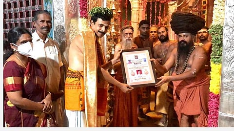 கோமல் அன்பரசனுக்கு 'ஊடகவியல் செல்வர்' விருது; தருமபுரம் ஆதீன மடத்தின் சார்பில் வழங்கப்பட்டது