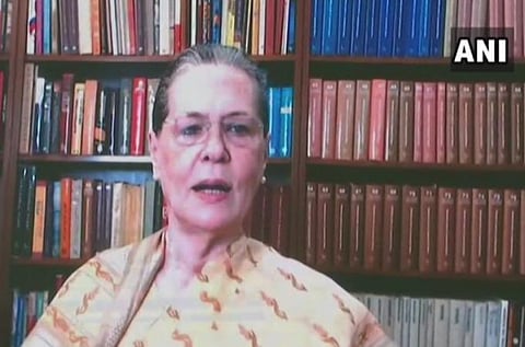 காங்கிரஸ் தலைவர் சோனியா காந்தி காணொலி வாயிலாகப் பேசிய காட்சி: படம் | ஏஎன்ஐ.