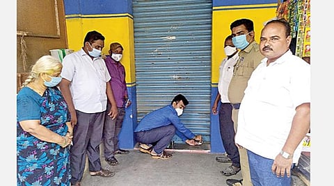 பிரதமரின் கிசான் நிதியுதவித் திட்டத்தில் முறைகேட்டில் ஈடுபட்ட கள்ளக்குறிச்சி மாவட்டம், மணலூர்பேட்டை பொதுச்சேவை மையத்துக்கு சீல் வைக்கும் வருவாய் துறையினர்.