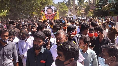 இறுதி ஊர்வலத்தில் திரண்ட பொதுமக்கள்