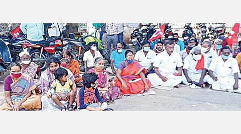 தஞ்சாவூர் மருத்துவக் கல்லூரி மருத்துவமனை வாசலில் நேற்று நடைபெற்ற போராட்டத்தில் பங்கேற்ற ஆனந்த்தின் மனைவி, குழந்தைகள் மற்றும் மார்க்சிஸ்ட் கம்யூனிஸ்ட் கட்சியினர்.