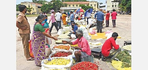 கோவையில் பூக்களை விற்பனை செய்யும் வியாபாரிகள். (கோப்பு படம்)