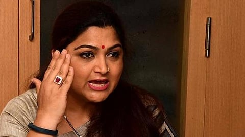 வசந்தகுமார் புகைப்படத் திறப்பு விழா: அழைப்பு இல்லாததால் குஷ்பு அதிருப்தி