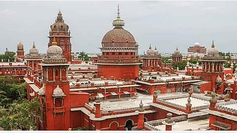 பூ விற்கும் தனியார் பள்ளி ஆசிரியர்கள்; ஊதிய நடைமுறையை அரசே ஏற்கக்கோரும் வழக்கு: தமிழக அரசுக்கு உயர் நீதிமன்றம் நோட்டீஸ்