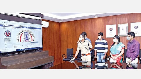 பெண்கள் மற்றும் குழந்தைகளுக்கு எதிரான குற்றத் தடுப்பு பிரிவில் பொது மக்கள் தங்கள் புகார்கள், ஆலோசனைகள் மற்றும் தகவல்களை வழங்கவும், எளிதில் தொடர்பு கொள்ளும் வகையிலும் முகநூல் மற்றும் ட்விட்டர் சமூக வலைதள தொடர்பு பக்கம் உருவாக்கப்பட்டுள்ளது. இதை சென்னை மாநகர காவல் ஆணையர் மகேஷ் குமார் அகர்வால் நேற்று தொடங்கி வைத்தார். வேப்பேரியில் உள்ள சென்னை காவல் ஆணையர் அலுவலகத்தில் நடந்த இந்நிகழ்ச்சியில் துணை ஆணையர் ஜெயலட்சுமி உள்ளிட்ட போலீஸ் அதிகாரிகள் கலந்து கொண்டனர்.