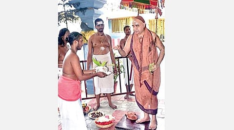 சாதுர்மாஸ்ய விரதத்துக்காக தேனம்பாக்கம் பிரம்மபுரீஸ்வரர் கோயிலில் தங்கியிருந்த ஸ்ரீ விஜயேந்திர சரஸ்வதி சுவாமிகள் நேற்று விரதத்தை நிறைவு செய்தார்.