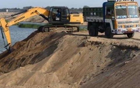 விருதுநகரில் மணல் கடத்தலில் ஈடுபட்டவரை 5 கி.மீட்டர் துரத்திச்சென்று பிடித்த வருவாய்த்துறையினர்
