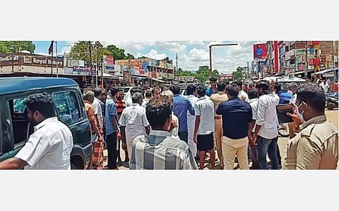 வத்தலகுண்டு காளியம்மன் கோயில் அருகே ஒரு தரப்பினர் நடத்திய சாலை மறியல்.