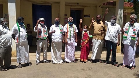 கயத்தாறு, ஓட்டப்பிடாரம் வட்டங்களில் விதிகளை மீறி அமைக்கப்பட்டுள்ள காற்றாலைகளை அகற்ற வலியுறுத்தி கோவில்பட்டி கோட்டாட்சியர் அலுவலகத்தில் காங்கிரசார் போராட்டத்தில் ஈடுபட்டனர்.