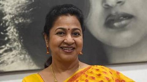 கரோனா விதிகளைப் புறக்கணிக்கும் மக்களைப் பார்க்கும்போது பயமாக உள்ளது: ராதிகா சரத்குமார்
