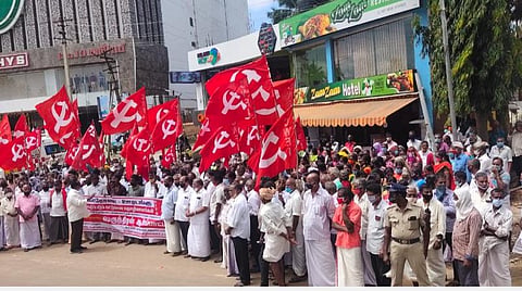 10 ஆண்டு பணப்பலன்களை வழங்கக்கோரி நாகர்கோவில் ஆட்சியர் அலுவலகம் முன்பு கட்டுமானத் தொழிலாளர்கள் போராட்டம்