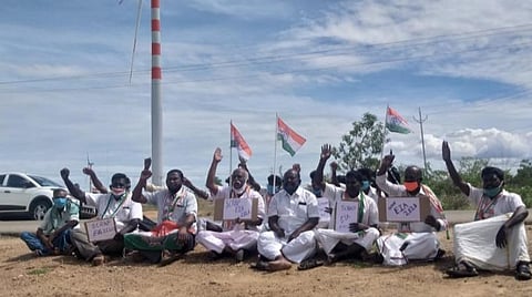 கயத்தாறு, ஓட்டப்பிடாரம் வட்டங்களில் விதிகளை மீறி அமைக்கப்பட்டுள்ள காற்றாலைகளை அகற்ற வலியுறுத்தி கயத்தாறு அருகே கரிசல்குளம் பகுதியில் காங்கிரஸார் உண்ணாவிரத போராட்டத்தில் ஈடுபட்டனர்.