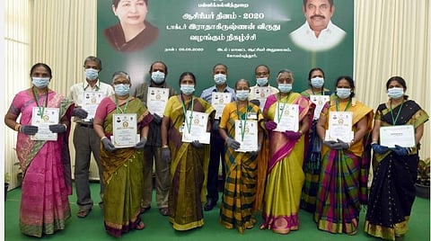 கோவை மாவட்டத்தில் நல்லாசிரியர் விருது பெற்ற 13 ஆசிரியர்கள். | படம்: ஜெ.மனோகரன்.