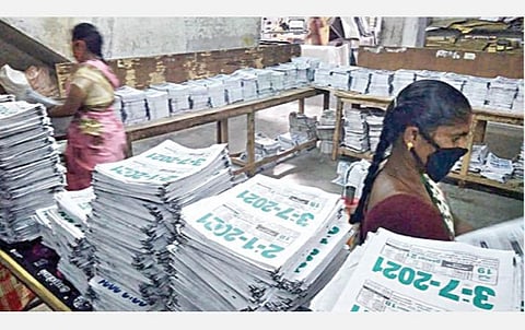 வெளி மாநில போக்குவரத்து இல்லாததால் ‘ஆர்டர்கள்’ குறைந்தன: சிவகாசியில் காலண்டர் தயாரிப்பு பணி பாதிப்பு