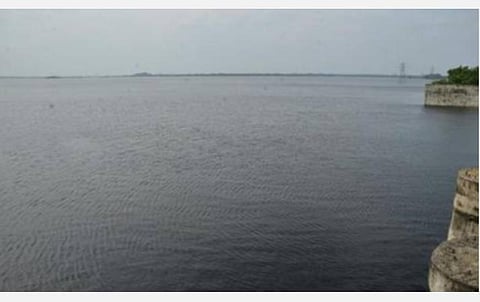 ஏரியில் தண்ணீர் இல்லாமல் அவதியுறும் விவசாயிகள் டீசல் இன்ஜின் மூலம் தண்ணீர் இறைக்க அனுமதிக்க கோரிக்கை