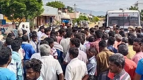 புதிய தமிழகம் கட்சியின் முன்னாள் மாவட்டச் செயலாளர் வெட்டிக்கொலை: பொதுமக்கள் சாலை மறியல்