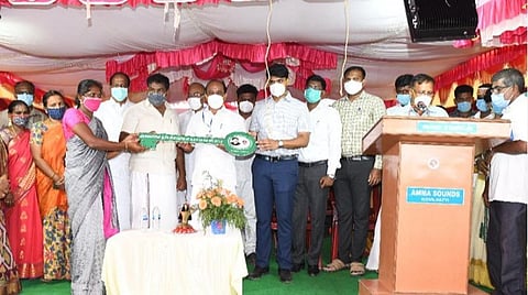 கோவில்பட்டி அருகே மந்தித்தோப்பு சந்தீப் நகரில் திருநங்கைகளுக்கான கட்டப்பட்ட பசுமை வீடுகளை அமைச்சர் கடம்பூர் ராஜூ திறந்து வைத்து வீடுகளுக்கான சாவிகளை வழங்கினார்.
