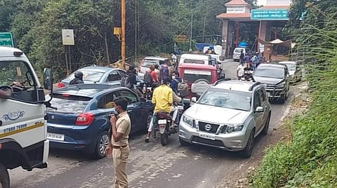 கொடைக்கானலில் குவிந்த சுற்றுலாப் பயணிகள்: வெள்ளி நீர்வீழ்ச்சி பகுதியில் போக்குவரத்து நெரிசல்