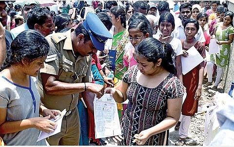 இளநிலை மருத்துவ படிப்புகளுக்கு நாடு முழுவதும் இன்று நீட் தேர்வு; 3,842 மையங்களில் 15.97 லட்சம் பேர் எழுதுகின்றனர்: மாணவ, மாணவிகளுக்கு கடும் கட்டுப்பாடுகள்
