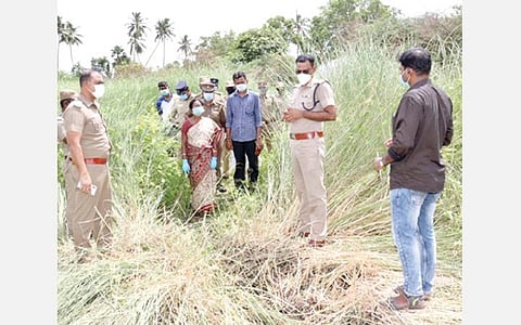 ஏரல் அருகே சம்படி காட்டுப்பகுதியில் பெண் கொலை செய்யப்பட்டு கிடந்த இடத்தை எஸ்பி ஜெயக்குமார் பார்வையிட்டார்.