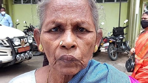 முதல்வருக்கு கருப்புக்கொடி காட்ட அனுமதி கோரி மூதாட்டி மனு