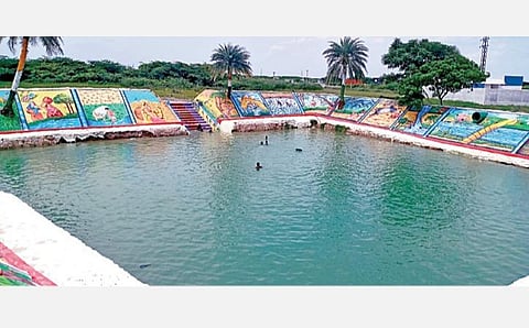 ஸ்ரீபெரும்புதூர் ஊராட்சி ஒன்றியம், போந்தூர் ஊராட்சியில் சீரமைக்கப்பட்ட வடாத்தா குளம், பக்கவாட்டுச் சுவரில் வரையப்பட்ட சித்திரங்களால் புதுப்பொலிவு பெற்றுள்ளது. படம்: பெ.ஜேம்ஸ்குமார்