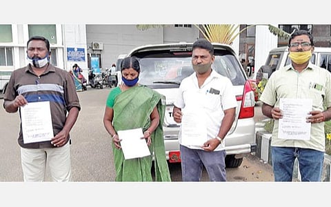 திருப்பூர் ஆட்சியரிடம் நேற்று புகார் அளிக்க வந்த பெருமாநல்லூர் ஊராட்சி மன்ற உறுப்பினர்கள் மற்றும் கட்சியினர்.