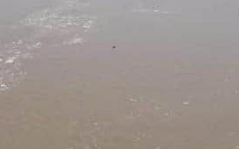 நாகர்கோவிலில் வறுமையால் சோக முடிவு; கூலி வேலை செய்து குடும்பத்தைக் காப்பாற்றிய 80 வயது முதியவர் இறந்ததால் மனைவி, மகள் குளத்தில் குதித்து தற்கொலை; கைகள் கட்டப்பட்ட நிலையில் மீட்பு