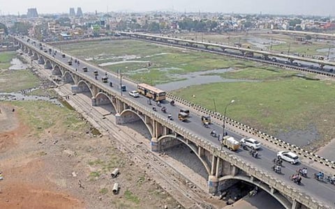 மதுரை வைகை ஆற்றங்கரையோர 15 வார்டுகளில் ரூ.291 கோடியில் 308 கி.மீ., பாதாள சாக்கடைப் பணிகள் தொடக்கம்: 50 ஆண்டாக ஆற்றில் கழிவு நீர் கலப்பதைத் தடுக்க நிரந்தர தீர்வு