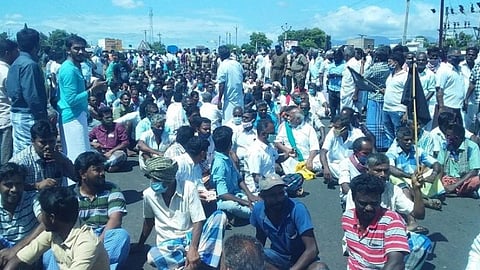 ராஜவாய்க்கால் நீர் உரிமை கோரி விவசாயிகள் சாலை மறியல்: மூன்று மணிநேரம் போக்குவரத்து பாதிப்பு