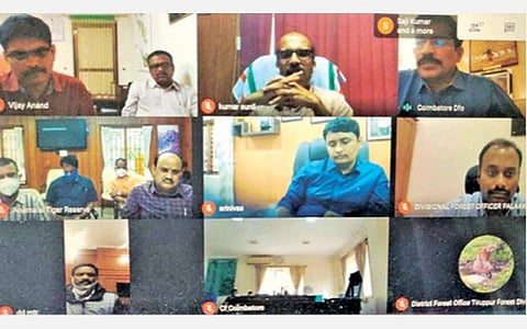 வன உயிரின பாதுகாப்பு தொடர்பாக காணொலிக் காட்சி வாயிலாக நேற்று நடைபெற்ற கூட்டத்தில் பங்கேற்ற தமிழக-கேரள வனத் துறை அதிகாரிகள்.