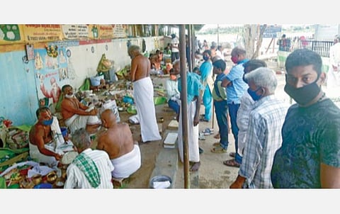 திருச்சி ஸ்ரீரங்கம் அம்மா மண்டபம் காவிரிக் கரையில் நேற்று முன்னோர்களுக்கு தர்ப்பணம் கொடுத்த மக்கள். படம்: எம்.ஸ்ரீநாத்