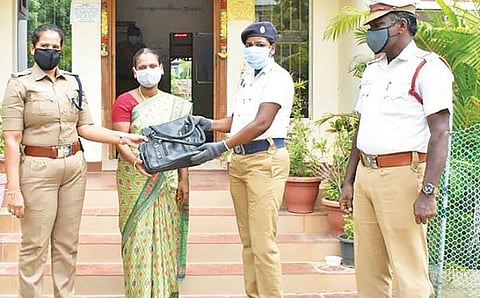 கடலூரில் பெண் ஒருவர் தவறவிட்ட கைப்பையை போலீஸார் கண்டுபிடித்து அவரிடம் ஒப்படைத்தனர்.