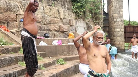 மகாளய அமாவாசை நாளில் முதன்முறையாக வெறிச்சோடிய முக்கடல் சங்கமம்; குமரி கடற்கரைகளில் தடையால் சமூக இடைவெளியுடன் ஆறுகளில் முன்னோர்களுக்கு பலி தர்ப்பணம்