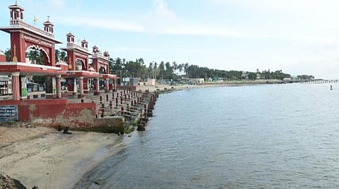 மகாளய அமாவாசை தர்ப்பணம் செய்ய தடை விதிக்கப்பட்டதால் வெறிச்சோடிய ராமேசுவரம் அக்னி தீர்த்த கடல்