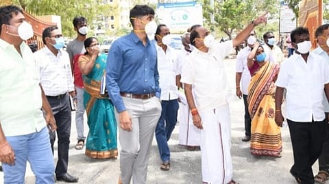 தமிழக முதல்வர் வருகையை முன்னிட்டு தூத்துக்குடி மாவட்ட ஆட்சியர் அலுவலக வளாகத்தில் நடைபெறும் முன்னேற்பாட்டு பணிகளை தமிழக செய்தி மற்றும் விளம்பரத்துறை அமைச்சர் கடம்பூர் செ.ராஜூ நேரில் பார்வையிட்டு ஆய்வு செய்தார். படம்: என்.ராஜேஷ்